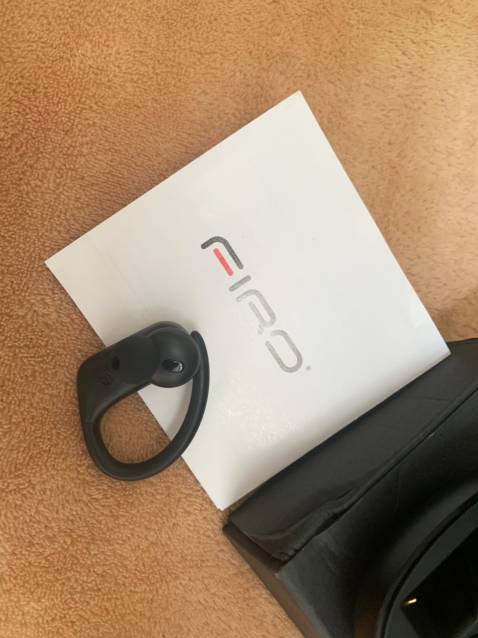 Tiki giao nhanh và cẩn thận. Hàng còn full box chính hãng đàng hoàng. Bắt bluetooth với điện thoại và laptop khá nhanh. Chất âm thì mình nghe cũng ổn, nói chung là so với tầm giá thì sản phẩm này là quá OK rùi.