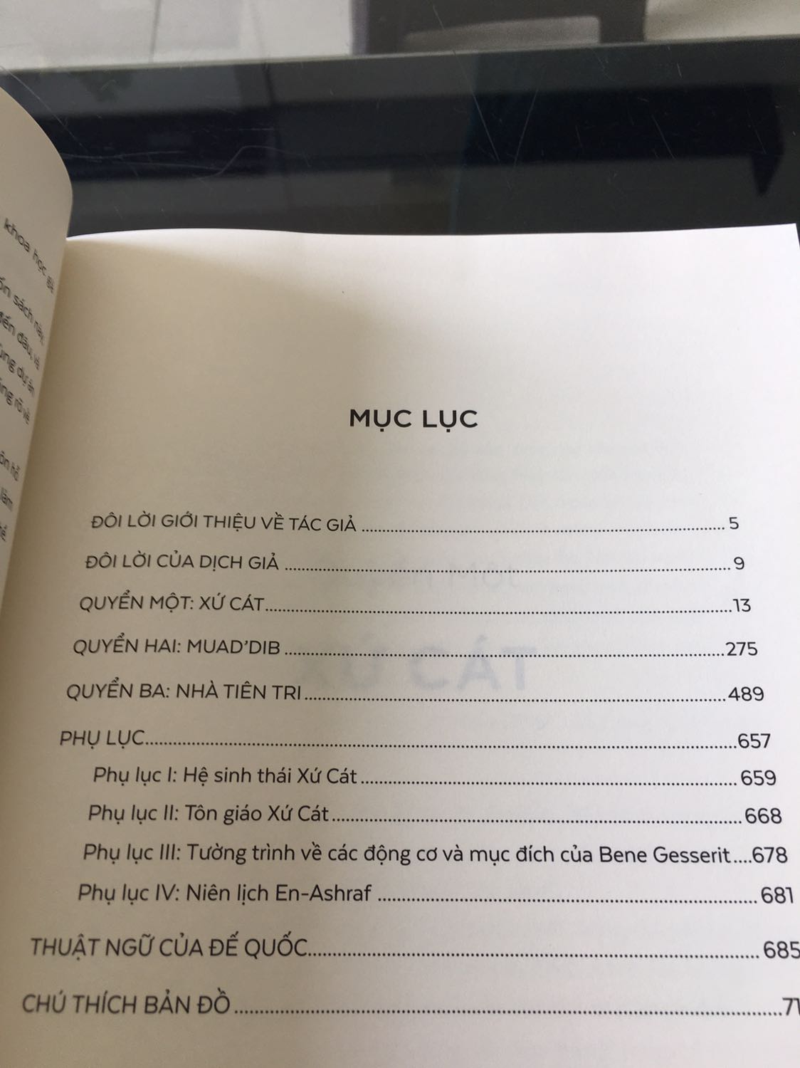 Sách to và dày hơn mình nghĩ. Dịch thuật chất lượng. Văn phong kể chuyện cuốn hút mạch lạc đúng chất kinh điển với ngôn ngữ miêu tả tỉ mỉ cùng rất nhiều thông tin kèm theo khiến cho thế giới của Dune sống động hơn thế giới Trung Địa của bộ truyện Chúa Nhẫn. Tuy nhiên, chính sự đồ sộ của tác phẩm mà để cảm nhận được tốt nhất trước tiên hãy xem phim dù phim không lột tả được hết toàn bộ tác phẩm và đọc các phần phụ lục để có được cái hình dung tổng quan trước khi thả mình vào thế giới của Xứ Cát. Tác phẩm xoay quanh nhiều yếu tố chính trị tôn giáo nên sẽ không nhẹ nhàng kiểu Harry Potter được vì thế để thấy nó hay cần phải chuẩn bị tâm thế và hãy đọc nó từ tốn chứ đừng đọc nó ào ào. Giá bìa là 249k nhưng mình mua đúng lúc giá giảm còn 171.810đ. So với nội dung của cuốn sách, đây là cái giá quá tốt.