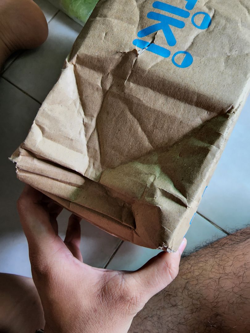 bỏ tiền ra mua sản phầm về tặng, mà tiki đóng gói kiểu gì, giao hàng móp méo tùm lum, thật sự thất vọng