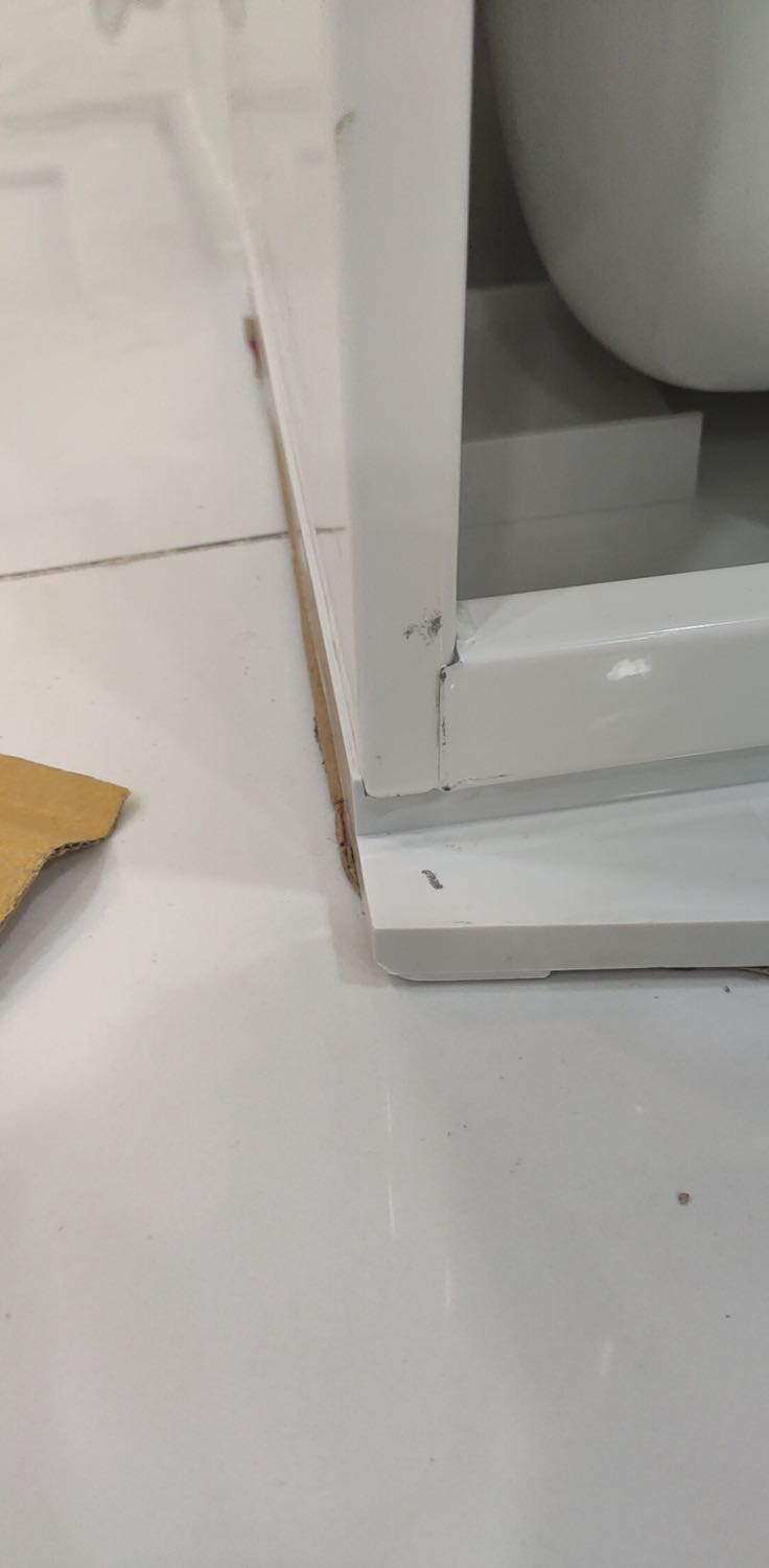 Đặt hàng ban đầu lịch giao ngày 05/10 rồi bào giao trễ 07/10. Ngày 08/10 mở ra thì phát hiện trầy xước trên thân và vỡ 1 lỗ dưới chân phía sau. Tôi nghĩ thôi cũng chấp nhận vẻ ngoài không hoàn hảo đưa vào sử dụng. Thợ lắp xong cắm vào thì hỡi ôi nó bốc khói khét lẹt mùi nhựa.