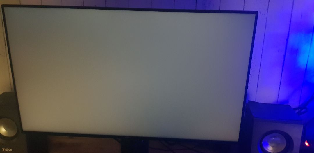 Hôm trước vừa vào đặt thấy có tikinow hôm sau đặt thì k thấy nữa, gọi điện hỏi tổng đài thì bảo k sẵn hàng. Đành đặt giao thường thì hẹn 5 hôm sau mới có. Đùng cái tối đặt chiều hôm sau lại giao luôn k kịp trở tay :))
Màn thì hình như của mình k bị hở sáng
Check bảo hành thì 1/5/2*** tháng luôn :))
Nói chung lần đầu mua hàng tiki k ngờ giao hàng nhanh như vậy, chưa đc dùng tikinow k biết thế nào chứ giao thường thế này nhanh hơn mấy trang thương mại khác rất nhiều