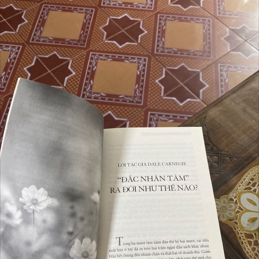 Mặc dù mới đọc được một ít nhưng mk thật sự thấy cuốn sách này đáng để mua. Qua những câu chuyện mà mk thấy đc cách ứng xử khôn khéo thì sẽ giải quyết được rất nhiều vấn đề mà tưởng chừng k thể giải quyết đc. Bề ngoài của cuốn sách thì khỏi phải chê rồi rất đẹp. Khuyên mn nên đọc thử nha