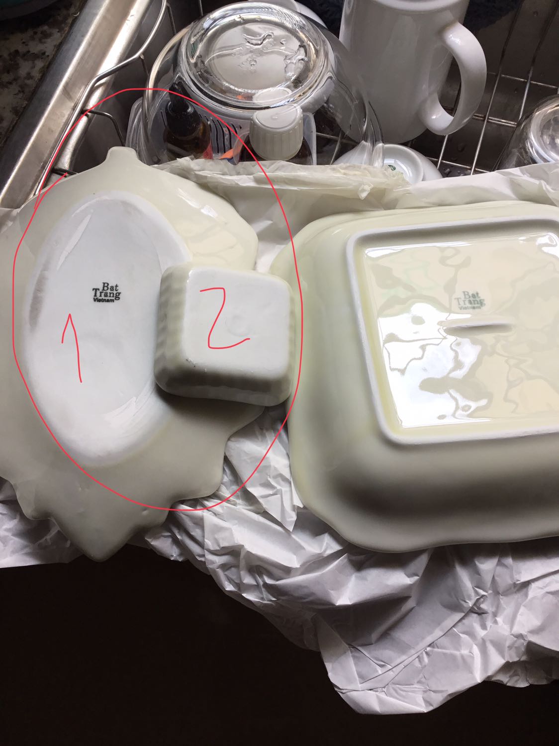 Có 2 món chữ khác màu, dưới đáy trét màu trắng tinh nhìn kg an tâm