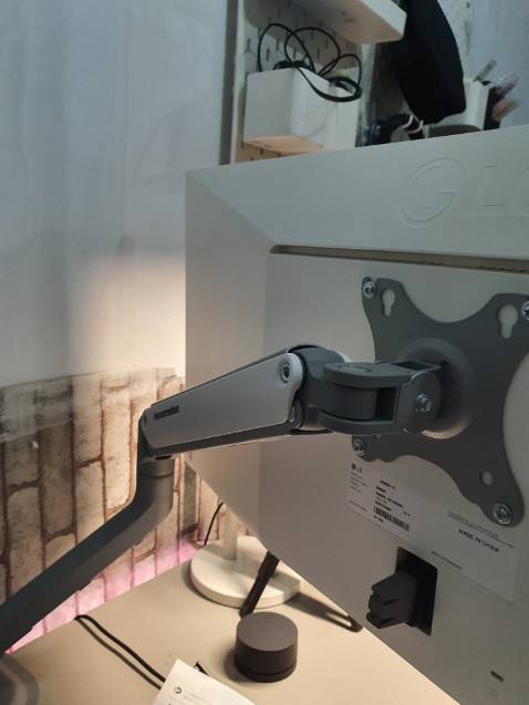 Khớp nâng hạ màn hình rất là cứngggg.
Mình nhắn tin lên hãng thì họ bảo là lô mới nên lò xo cứng hơn bình thường, hãng nói mình nới lỏng ốc ở gần chữ Humanmotion (mà ở sách hướng dẫn thì bảo ko được nới ốc ở chỗ này) thì nâng hạ mới dễ dàng được và đúng thật, sau khi nới ốc ở vị trí này thì nâng hạ màn nhẹ hơn trước rất nhiều.
Còn ngửa màn thì khá là cứng, úp màn xuống thì lực nhẹ mà ngửa màn lên cần dùng kha khá lực... không giống những video review trên youtube lắm.
Không được như kỳ vọng và những video review trên mạng, hơi thất vọng, 4* là có ưu ái rồi ạ.