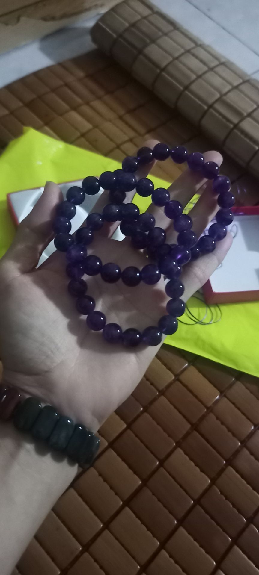 Cảm ơn shop vòng tay quá đẹp, ở ngoài màu tím cực kì đẹp, đúng chuẩn đá thạch anh tím , giá rẻ, sẽ tiếp tục ủng hộ shop.