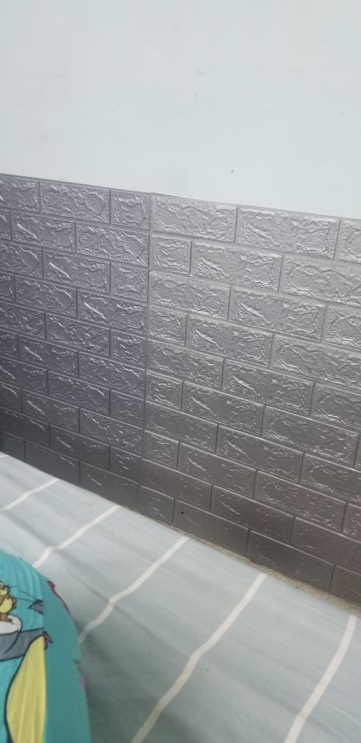 Hàng thật sự quá tệ, lần đầu mua rất tốt nên quyết định mua thêm sản phẩm để dán tường, nhưng chất lượng cực kì xấu, hàng cũ, phai màu, keo bên rìa thì khô, keo bên trong thì nhão, giấy lột đến đâu rách đến đó, khác lần đầu 1 trời 1 vực, rất mong tini mình đổi lại hàng, dù giá trị không cao nhưng thật sự thất vọng!