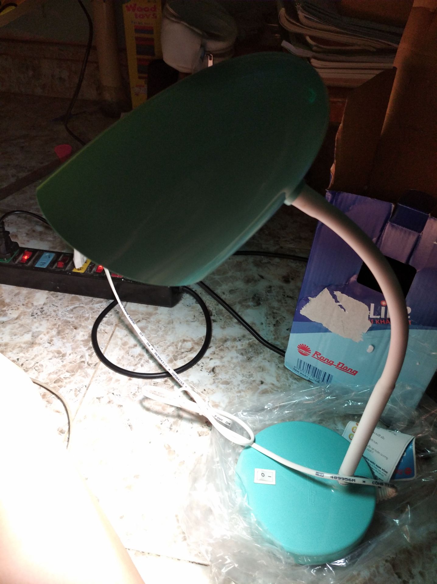 giao đúng mẫu , gói hàng có chút kém nhưng không sao chỉ móp hộp bên ngoài, đèn có ánh sáng vàng ấm còn lại thì để sử dụng một thời gian lâu thì mới biết được