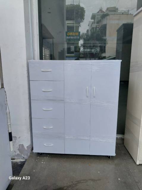 Tủ nhận được không giống với ảnh trên Tiki, cạnh trên tủ không phải là miếng nhựa dày, không có ổ khóa