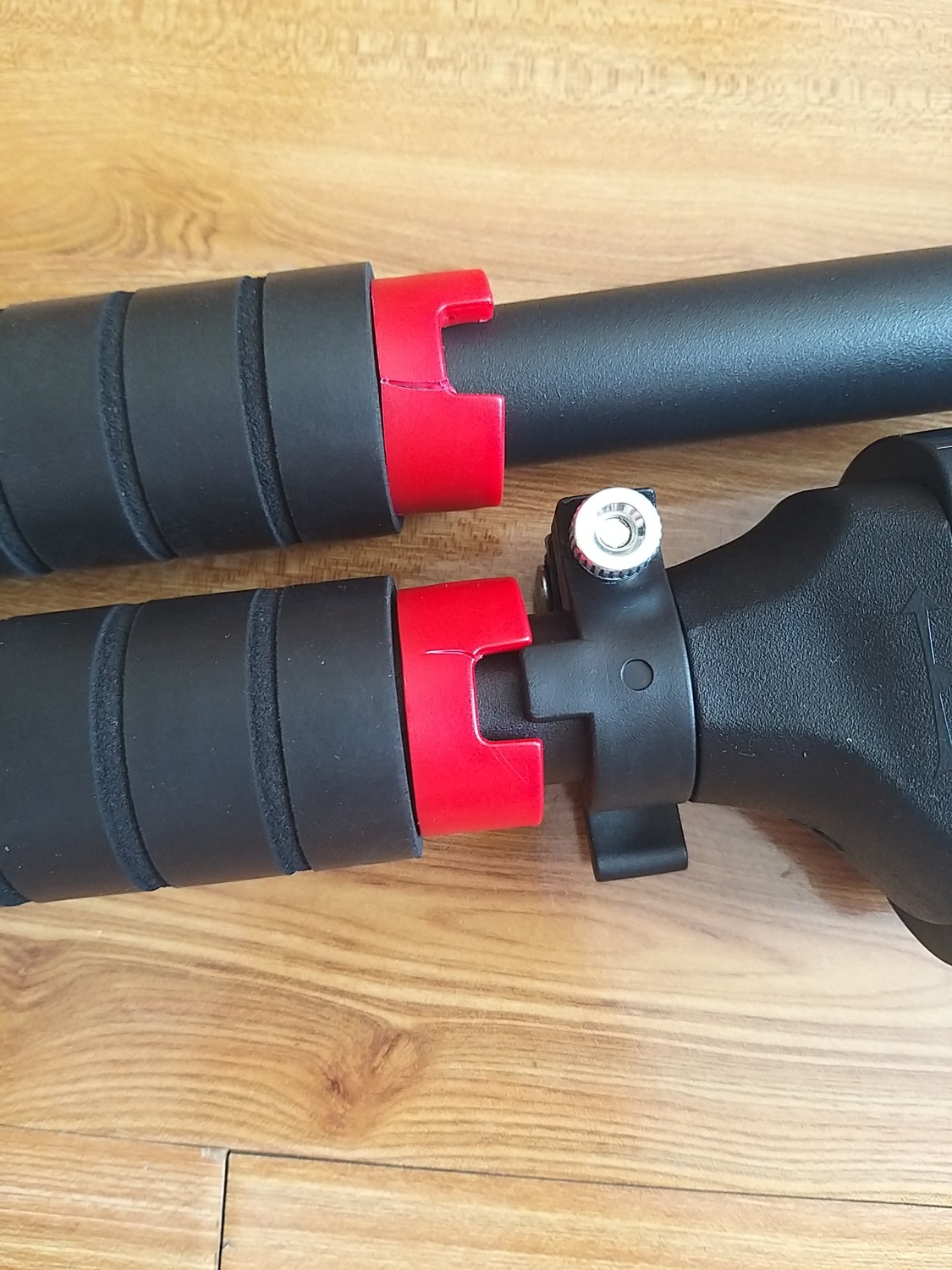 Mình đặt 2 bộ - giao cùng lúc và đều bị nứt cùng 1 chỗ. Nhờ shop và tiki hỗ trợ đổi giùm. 

Ưu điểm: giao hàng sớm trước hạn.

Thanks