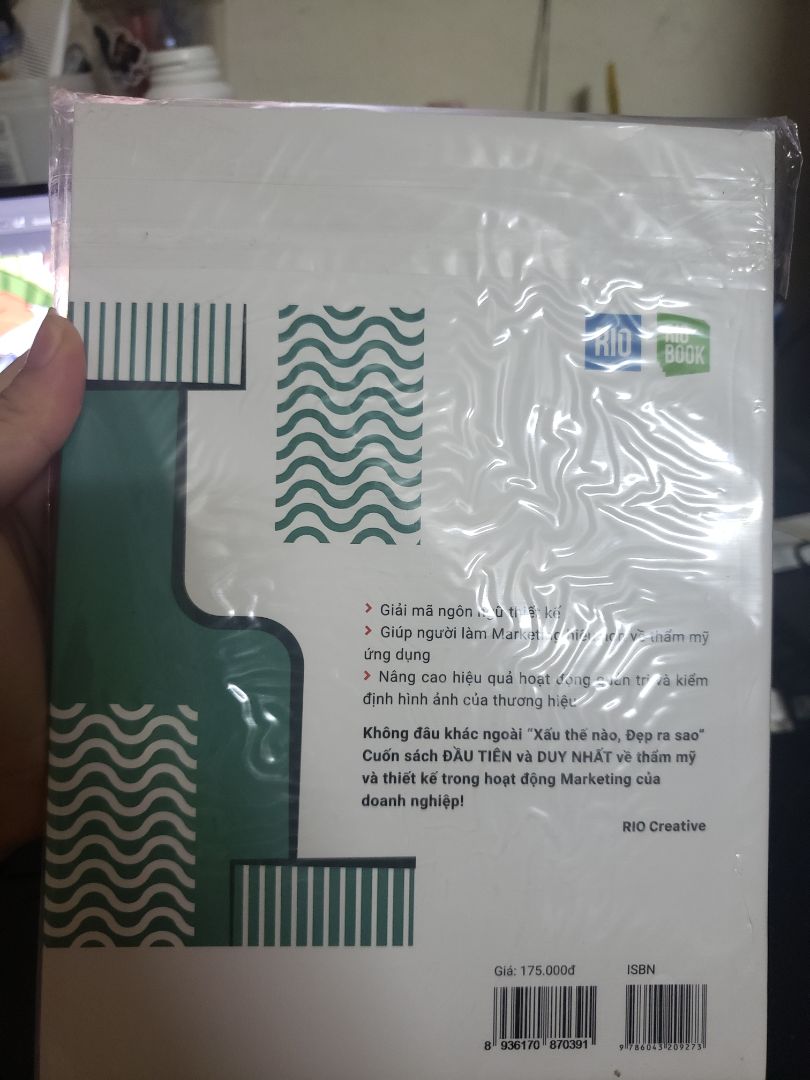 sách bọc nilon khá sạch sẽ, giao hàng sớm trc 1 ngày, ưng luôn ạ, mới mua về nhưng k muốn bóc ra vội :3