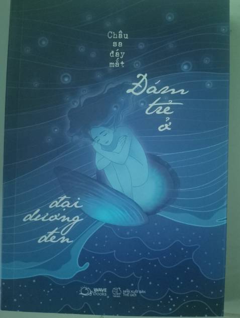 Bìa sách đẹp, không đi kèm bookmark.
Sách có 4 phần, cá nhân mình thấy 3 phần đầu đọc xong có cảm giác rất nặng nề, phần cuối thì có vẻ nhẹ hơn. 
Mình có đọc review của mọi người trước khi mua. Mình không recommend mua sách này. (Ý kiến riêng của mình thôi.)