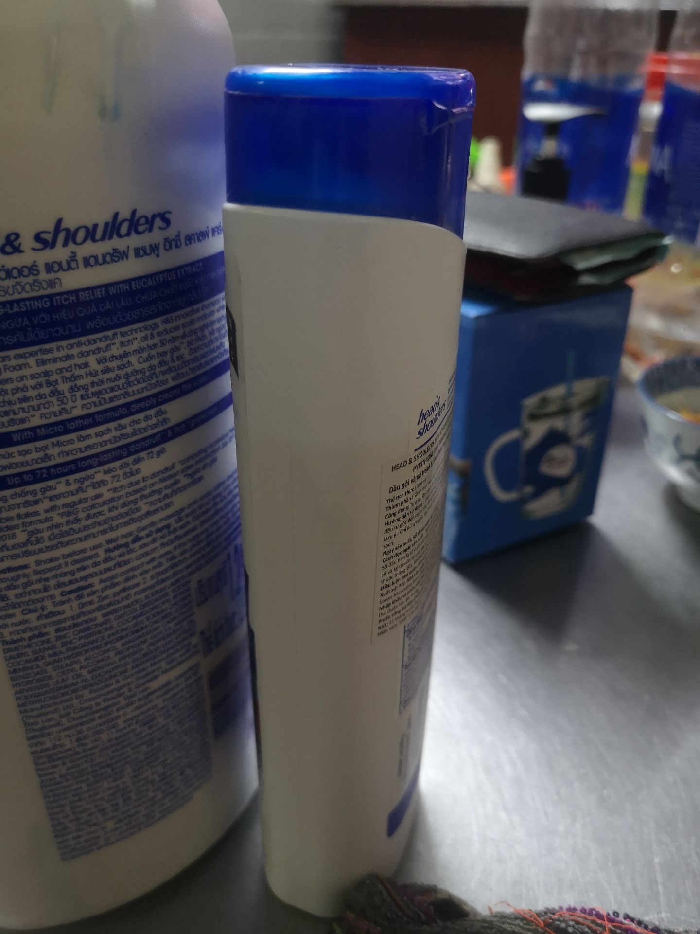 sản phẩm tặng kèm bị chảy ra , làm ướt cả hộp bên trong , mong shop lần sau đóng gói kỹ hơn