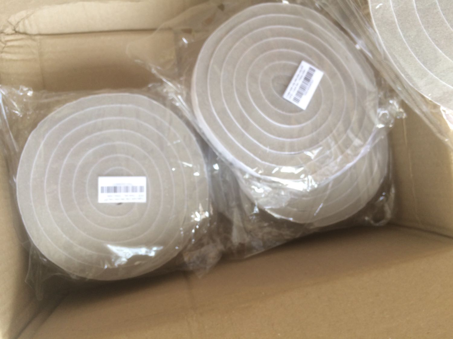 Hàng giao đúng & đủ số lượng đã đặt. Dán khít khe cửa sổ để chống bụi. Giao hàng hơi lâu. Giá hơi đắt so với mỗi sản phẩm.