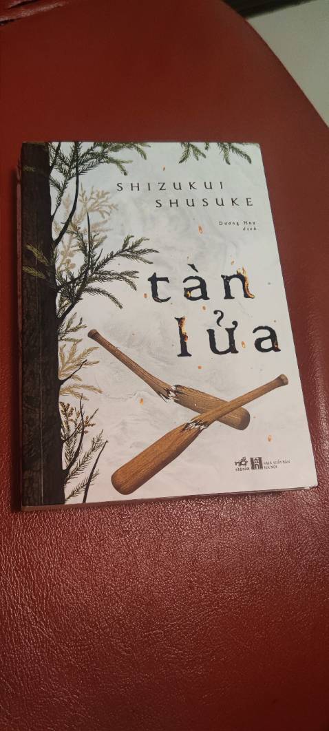 Một tác phẩm tuyệt vời, CỰC KÌ ĐÁNG ĐỌC

Nội dung truyện đơn giản nhưng thâm sâu, mỗi nhân vật và tình huống đều có ý nghĩa và vai trò riêng. Không thừa, không thiếu, tất cả khớp hoàn hảo vào bức tranh tác giả xây dựng, để từ đó nêu bật được ngụ ý tác giả muốn truyền tải. Truyện mang hơi huớng hành động của các tác phẩm kiểu Mỹ, nhưng cao hơn một bậc ở cách kể chuyện và ý nghĩa của câu chuyện.

Cách kể chuyện cực kì lôi cuốn và không hề nhàm chán chút nào. Tác giả tập trung vào miêu tả nhân vật và môi trường để khơi gợi cảm xúc và suy nghĩ nơi người đọc, để người đọc tự có kết luận của riêng mình qua từng phân đoạn. Có một vài lỗi thiếu dấu câu do biên tập, hy vọng sẽ được khắc phục.

Đã lâu rồi mình mới đọc được một tác phẩm hay như vậy. Mình sẽ tìm mua thêm sách của Shizukui Shusuke, nhưng có vẻ ở Tiki không có nhiều lắm.