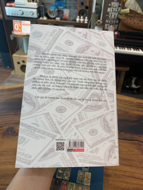 Sách nhận rất mới và đẹp. Đây là cuốn dày và nặng nhất trong bộ 5 cuốn Chiến Tranh Tiền Tệ. Cuốn nào cũng hay và lôi cuốn. Tác giả thực sự quá uyên bác, khi có thể thâu tóm toàn bộ thế kỉ kinh tế tiền tệ trong 5 cuốn sách trãi dài từ phương Đông tới phương Tây, sau cùng là trỏ về Trung Quốc. Qua đó mới thấy TQ là quốc gia duy nhất cho tới hiện thời có thể độc lập với nền tài chính thế giới, ko lệ thuộc vào đô la và vững bước đi lên, và tạo ra một sức cuốn kinh tế đối trọng với cả đế chế Mỹ.