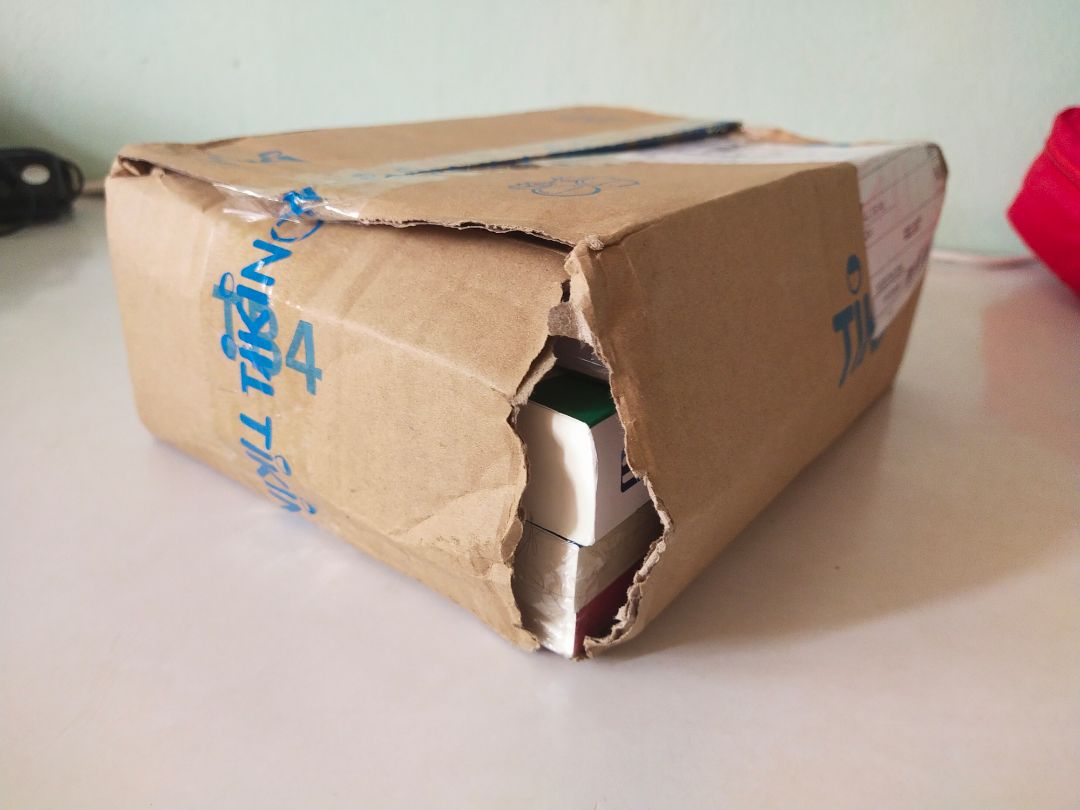 Đây là quyển sách đầu tiên mình mua của cô Trang Anh, quả là giống như những đánh giá có cánh tích cực mình từng nghe từ các bạn và anh chị đã từng mua, sách rất "hấp dẫn". Sách nặng và dày hơn mình tưởng tượng, màu xanh trang trí rất đẹp mắt. Sách có hướng dẫn tra ID rõ ràng, nội dung khá nhiều trải rộng hơn 30 chuyên đề Anh ngữ, kích cỡ chữ vừa phải dễ đọc và cách khai thác và trình bày nội dung thì không có gì để chê. Mua sách còn được tặng kèm Flashcard của nhà Moon nữa! 

Khen nhiều nhưng chê thì vẫn có nha. Mua sách của Tiki đã nhiều lần nhưng lần này mình khá thất vọng về cách đóng gói Sách. Sách không được bọc bên ngoài nên các góc sách bị nhăn, bị méo hết. Mình rất thông cảm nhưng mong lần sau Tiki sẽ đóng gói Sách kĩ lưỡng hơn để sản phẩm có thể sạch nhất, đẹp nhất khi đến tay độc giả 🤗.