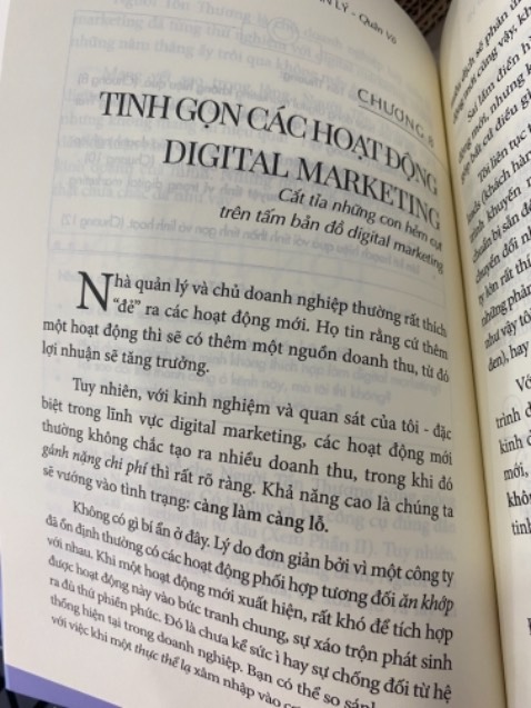 Quyển sách về DIGITAL MARKETING nhưng cực kì dễ hiểu, dễ áp dụng, không có thuật ngữ, không có các chỉ số kỹ thuật rối rắm. Đọc rất cuốn, ai đang gặp khó khăn trong khâu Marketing nên đọc 1 lần - à không, nên đọc nhiều lầnn

Tiki giao sách rất nhanh, gói cẩn thận. Bìa sách rất độc đáo, hiệu ứng 3D rất bắt mắt. Nội dung hay