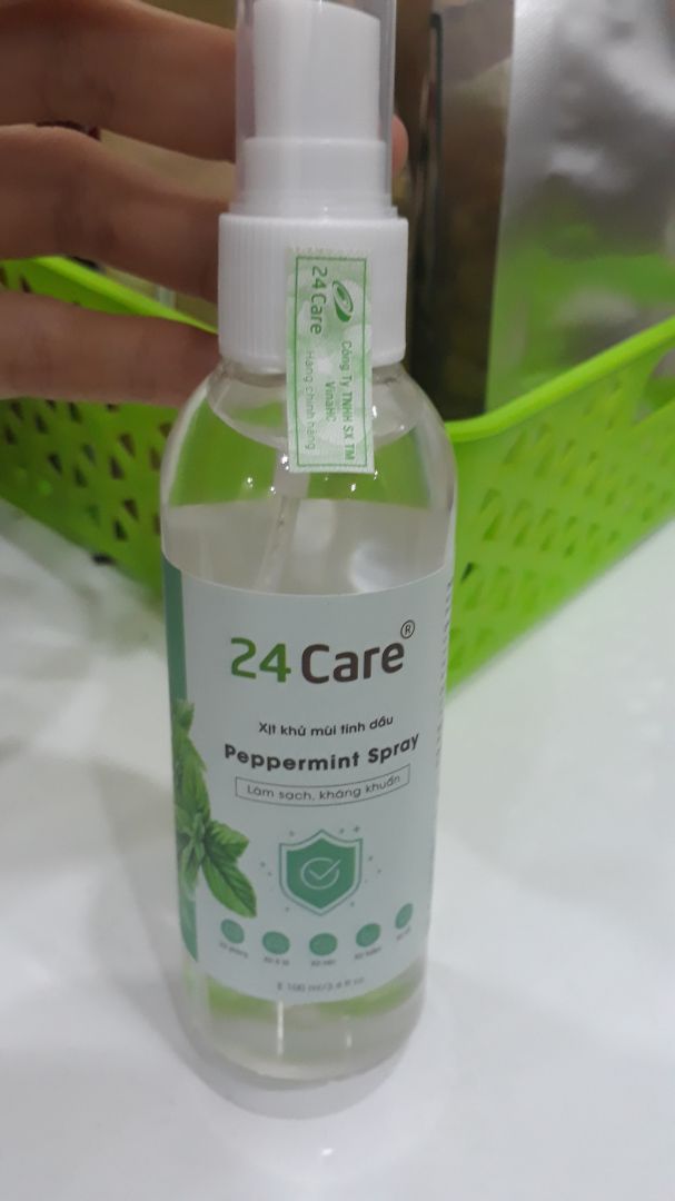 Ai mê mùi bạc hà thì tậu ngay em này nha. Tiện cực, mấy chai tinh dầu thì phải có máy khuếch tán mới xông đc, còn dạng chai xịt như này mang đi xịt đâu cũng đc. Mà thấy shop ghi thành phần có tinh dầu bạc hà nguyên chất nữa nên càng thích.