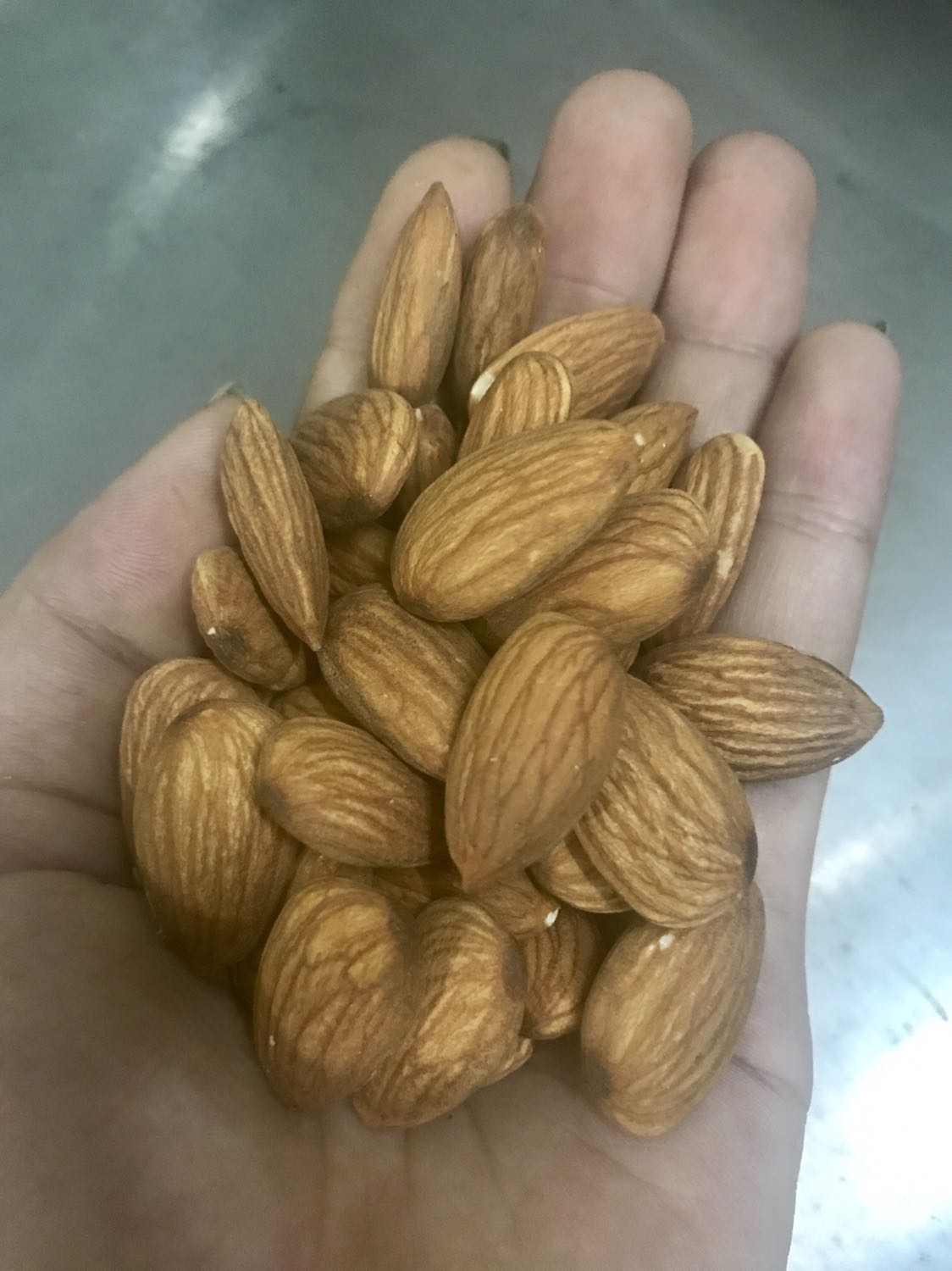 Đóng gói sản phẩm tốt,hút chân không cẩn thận 
Hạt hạnh nhân ăn rất béo ,thơm ngọt bùi tự nhiên của hạt ,hạt rất giòn ăn ko thấy hạt nào hư cả
Bản thân mình bầu nên rất yên tâm sử dụng sản phẩm của shop ,Sẽ ủng hộ shop dài dài