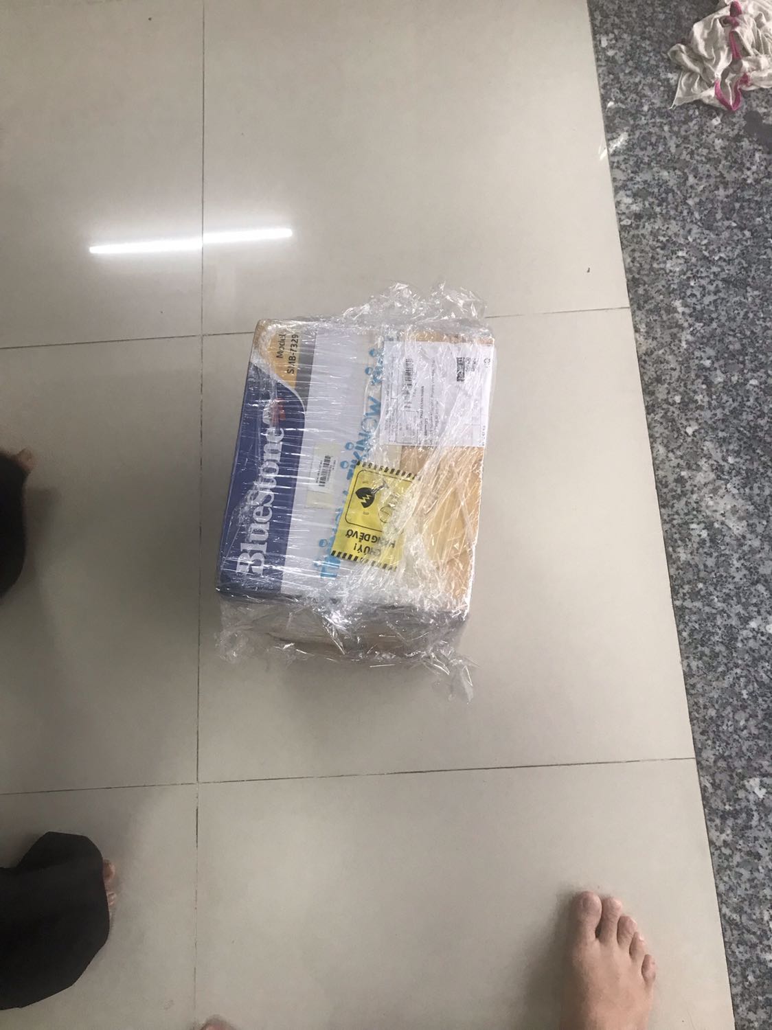 Nồi giao tới oke, kiện hàng rách chút ít không ảnh hưởng tới bên trong, mua sales 11/11 với giá 1.260k thui. Xay ra thành phẩm có lợn cợn nhẹ. Kiện hàng có bao gồm cả rây và bình nước, tiện lợi trong 1 nốt nhạc, sáng nào cũng bấm nút phát là 30 phút có sữa nóng mang đi làm rồi á. Good