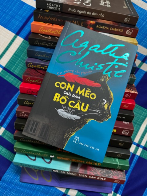 Sách trinh thám của Agatha Christie auto hay. Shipper giao đúng hẹn.