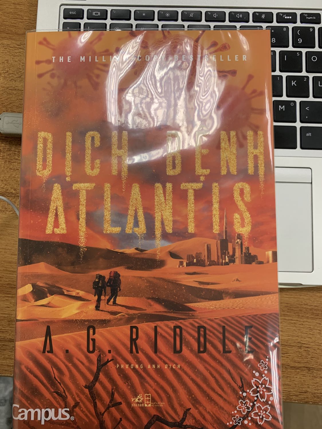 Tiki giao hàng rất nhanh, chỉ trong một ngày đã nhận được sách Sách in rất đẹp. Phần 1 nội dung khá cuốn hút nhưng chưa được logic lắm, phần hai hy vọng sẽ hay hơn. Giá của Tiki thấp hơn khá nhiều so với các đơn vị khác, sẽ tiếp tục ủng hộ tiki.