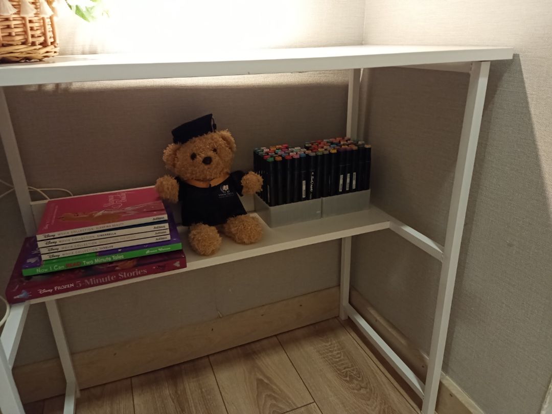 Cực kỳ hài lòng với bàn và shop, shop hỗ trợ chọn màu rất tốt, ship SG nhanh ngạc nhiên.

Bàn rất ổn so với giá thành hơn 200k, ráp dễ - bạn nào cần nuột xịn thì phải chọn bàn loại 1tr nên so sánh là không chính xác nha.

Cảm ơn shop nhiều