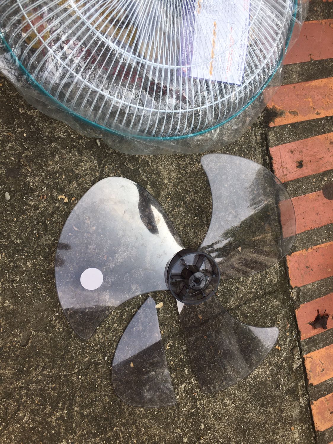 Sản phẩm tôi vừa nhận cái thứ 2 với giá 500k nhưng sản phẩm đã bị vỡ một cánh quạt như hình và không có móc treo, điều khiển không có pin, khó điều khiển vị trí quạt lên xuống (cái thứ nhất tôi nhận cách 2 ngày thì ok)
Thùng đóng không nguyên đai nguyên kiện Sản phẩm tôi vừa nhận cái thứ 2 với giá 500k nhưng sản phẩm đã bị vỡ một cánh quạt như hình và không có móc treo, điều khiển không có pin, khó điều khiển vị trí quạt lên xuống (cái thứ nhất tôi nhận cách 2 ngày thì ok)
Thùng đóng không nguyên đai nguyên kiện