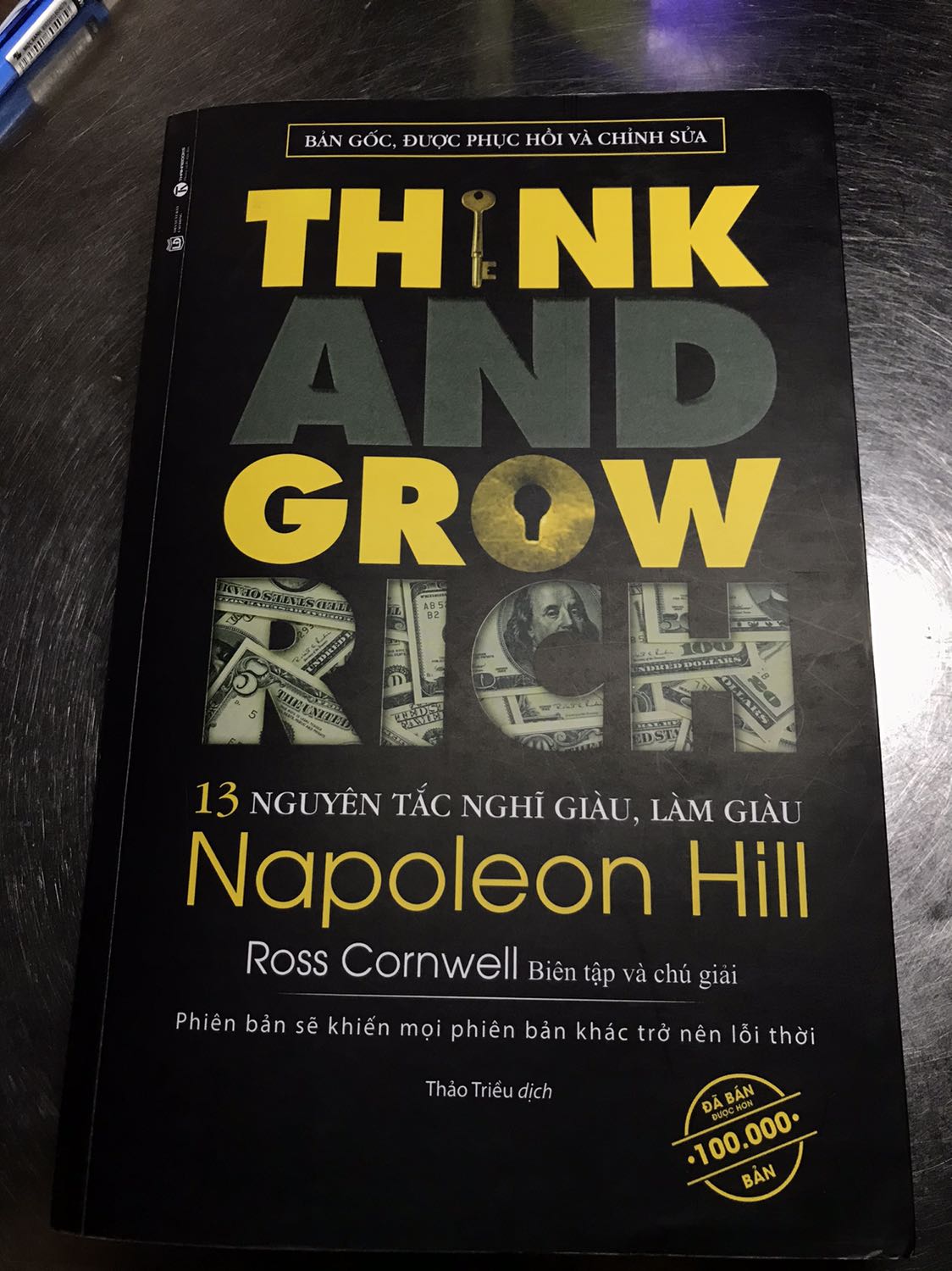 Tiki giao hàng nhanh. Đóng gói kỹ. Rất hài lòng về dịch vụ giao hàng
Quyển này nói lên những mấu chốt quan trọng, cần thiết và chỉ dẫn cách vận dụng vào cuộc sống để có thể trở nên giàu có. Sách rất hữu ích, nên đọc ạ ❤️