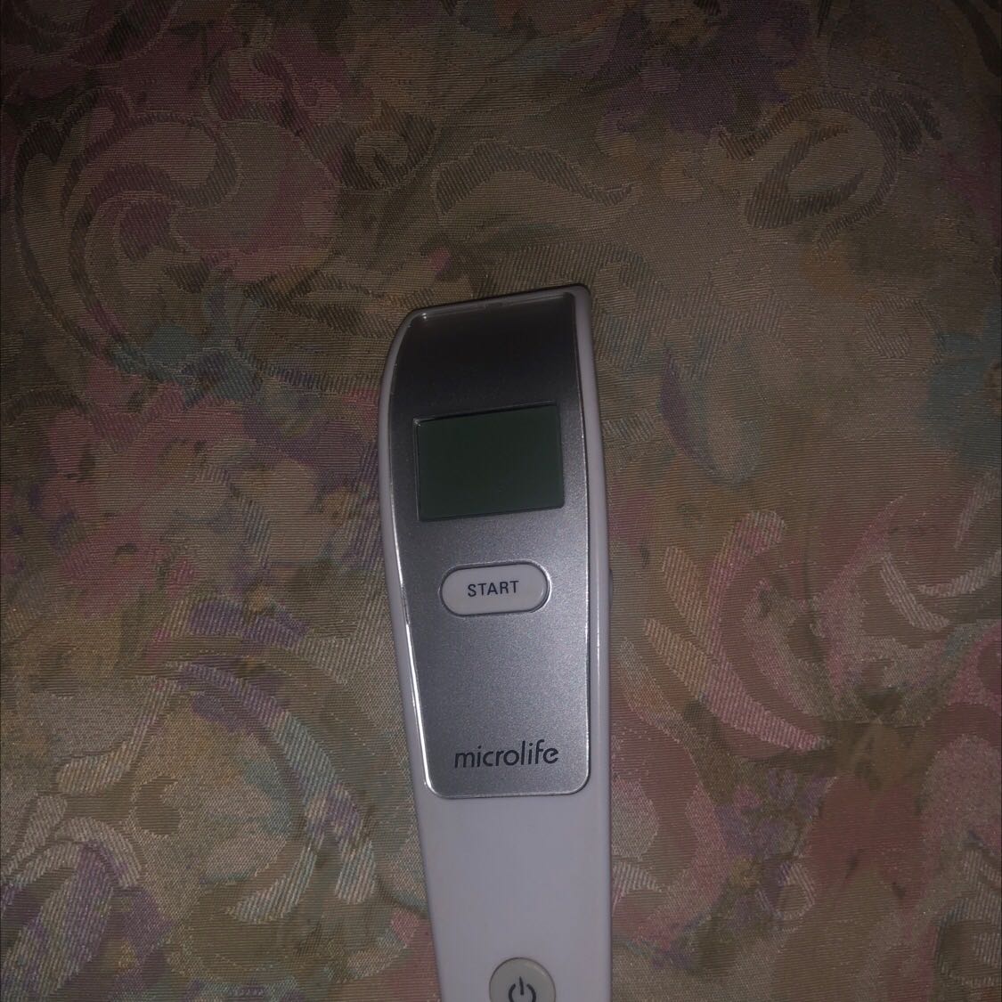 tính năng sản phẩm rất tốt,nhưng mình mua hồi tháng 6 2019 nhưng nay bị tình trạng mỗi lần đo phải tháo pin cài đặt lại ngày giờ,để một tg vẫn vậy.mình đã thay pin nhưng vẫn bị tình trạng này vài lần rồi thì không còn hiện thị nữa.rât mong tiki và nhà cung cấp hỗ trợ bảo hành