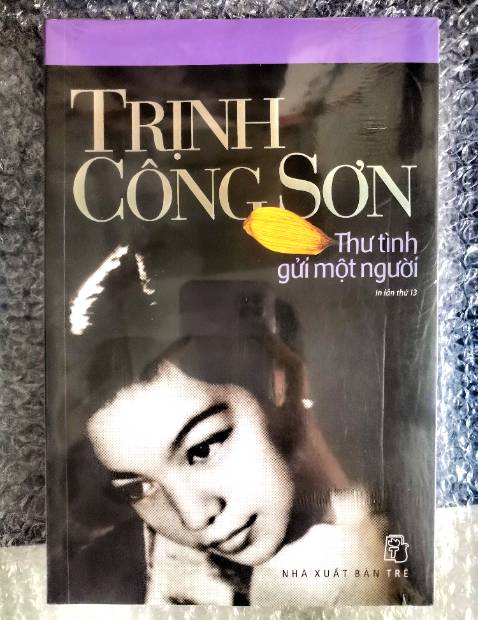 Mua với giá rẻ hơn song chất lượng không phải bàn.

Sách mới có bọc giấy kính, bên ngoài quấn thêm lớp xốp hơi bong bóng và đặt trong hộp carton hợp cỡ, thành thử khi khui sách không gặp vấn đề cong móp gãy đến bìa, hoặc ít nhất hạn chế tối đa được việc đấy. 

Về chất giấy của sách thì có mặt láng, màu ngà.

Các ảnh thư tay, thư điện tính, tờ soạn nhạc hay bất kỳ ảnh chụp lại và lồng vào trang sách bên trong đều in rõ nét và rõ mực ở một mức tương đối. Đủ để độc giả tự đọc được.

(Nếu bạn trải nghiệm và xem ảnh các đánh giá khác, bạn sẽ thấy chân thực hơn chất lượng ảnh so với cái của mình - ảnh hai lá thư đã bị nhòe & tất cả qua chỉnh sửa màu.)