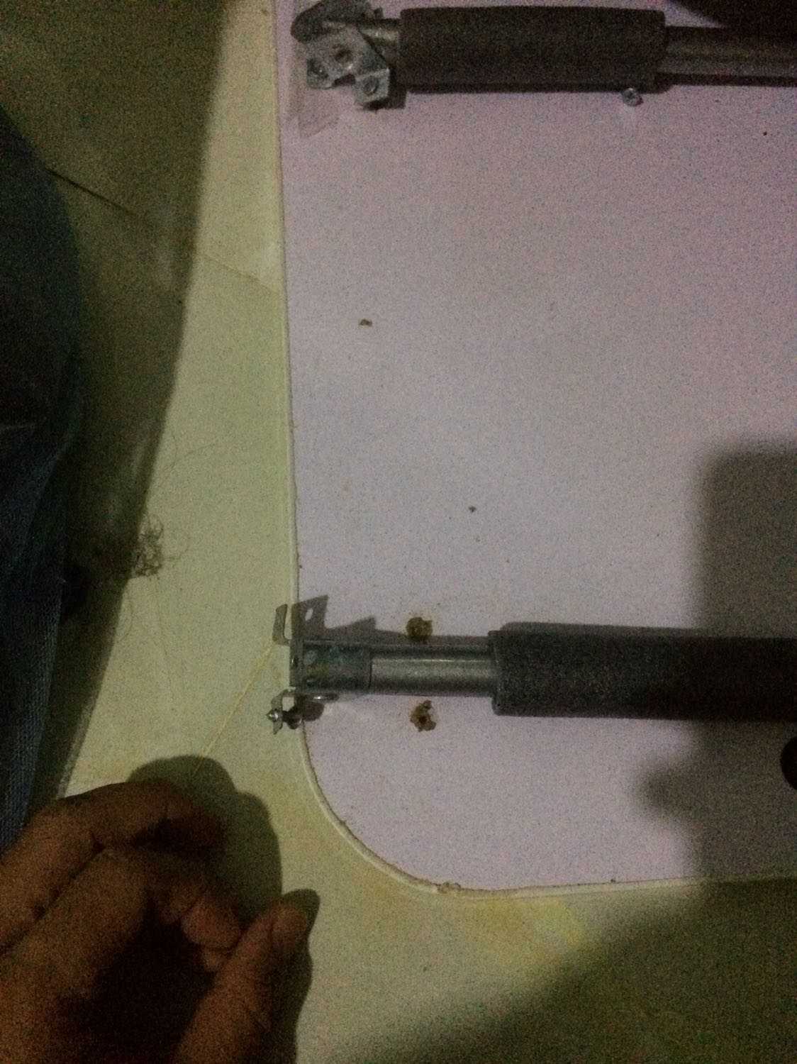 - Quá tệ,  mua tin tưởng tiki không kiểm tra.
- vừa mở cái chân rớt bay vít chân, hờn luôn
- thua cả cái bàn 40k mọi người thường mua có chữ cho bé học.