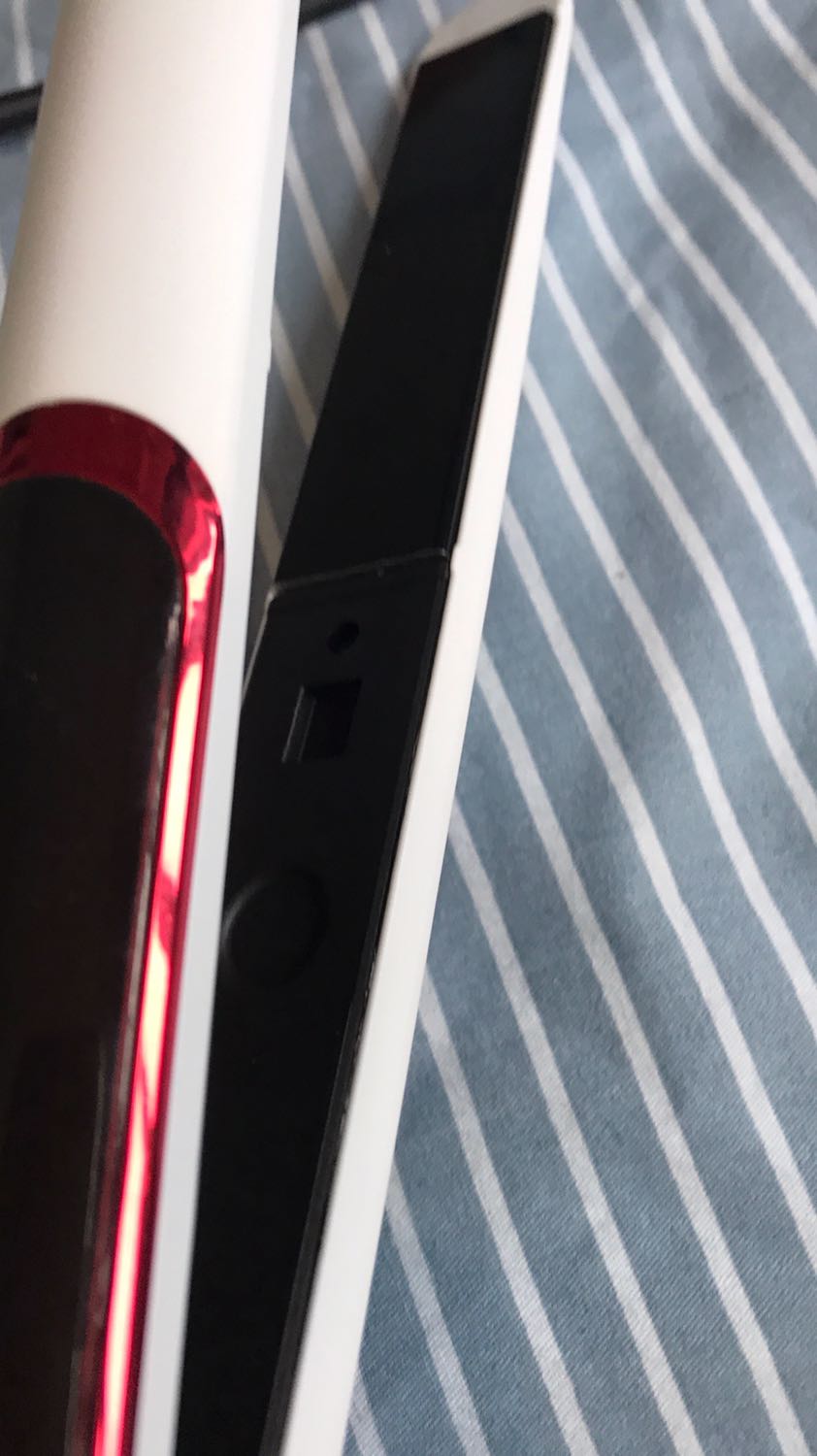 Máy khá ổn so vs giá tiền mình rất ưng nhưng mà kẹp vô tóc hơi khô tóc với lại cầm ngây cái đầu nó hơi nóng xíu còn chất lượng thì dùng lâu mới bt đc 😁😁