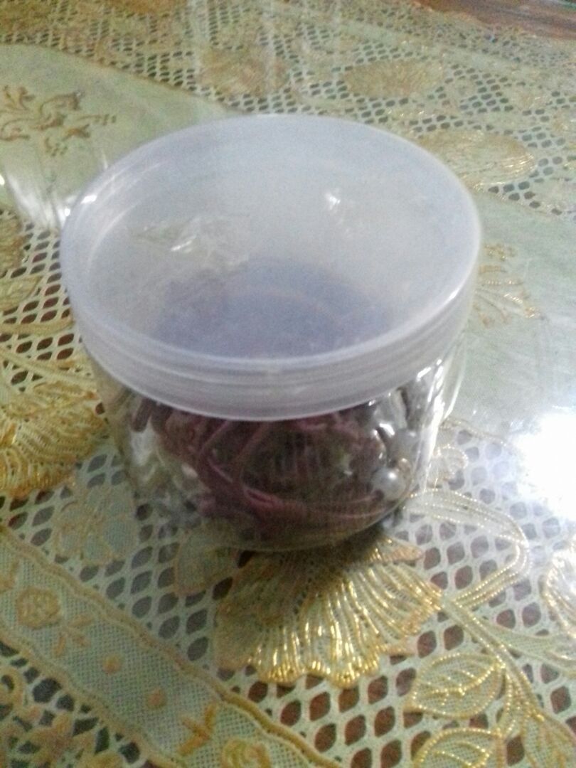 Đánh giá 3 sao mà nó nhảy 4 sao thôi để im. 1 dây mới mua không biết sao mình làm mất ... vô thanh vô tức. Nói chung không được lung linh như hình. Ghét cực kì vì hỏi có những màu gì mà shop cứ lảng tránh sao ấy. Cuối cùg thì mình bị màu tím =) Có 1 loại dây cột thêm nhiều kiểu rồi ra nhiều cái ấy. Cái này 45k là ổn. Bạn nào tò mò mua về thử mình không cấm (vì xài một bộ mỗi ngày 1 cái thấy thích =)) nhưng mình thấy mua một dây cột tóc 5-20k ngoài chợ (trên Tiki cũng bán loại 20k 25k nhưng chưa xài thử) thì ổn hơn!