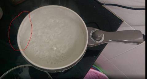 Chất liệu nhựa và chống dính tốt, có ngắt nhiệt khi đủ độ, mình rất hài lòng.

@Shop : thiết kế hộp đựng kém, Shop nên gia cố thêm để chống móp méo khi vận chuyển. chỉ cần hàng tốt và chất lượng tốt người SG sẽ ủng hộ Shop.
Thanks Shop.