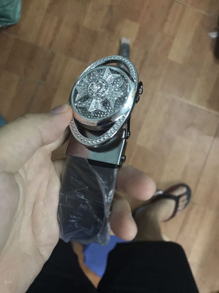 Thắt lưng đẹp quá. Sáng cứ như đính đá thật vậy. Dùng cũng khá là ok, chắc hắn và bền.