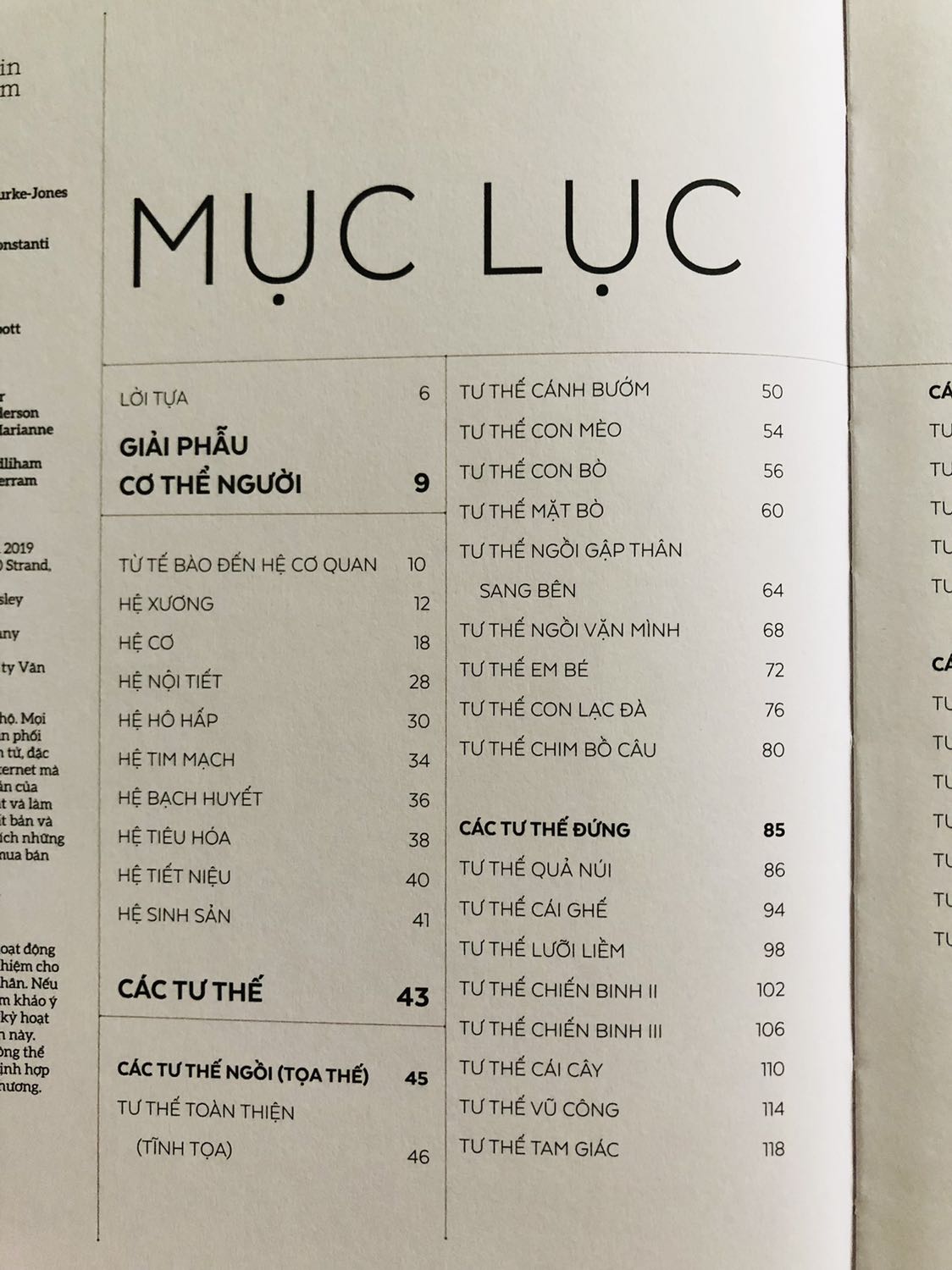 - Sách mô tả chi tiết các tư thế yoga. Mỗi tư thế sẽ có cơ nào căng, cơ nào siết. Tác động lên xương lên, cơ của mỗi thư thế như thế nào.  
- Ngoài ra còn có những trả lời thắc mắc khi chúng ta thực hành yoga. Những cảnh báo chúng ta cần lưu ý khi luyện tập.