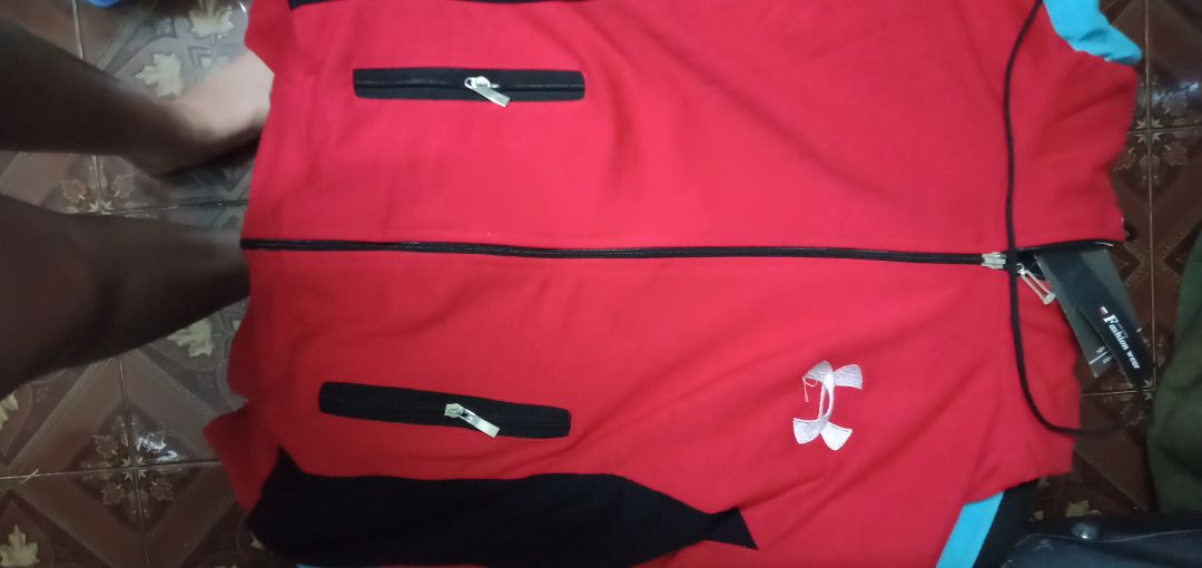 đặt XL mà giao cái size cho đứa cháu 10 tuổi nhà mình mặc vừa khít, trong khi đó nó ốm nhom, hài ***. chất liệu khá mới mỏng, nhìn ở ngoài ko đẹp như trong hình đâu. mọi người nên cân nhắc.