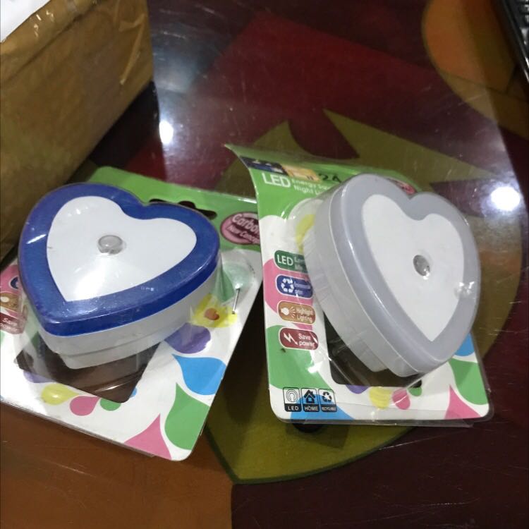 Mua 2combo đèn ngủ cảm ứng vuông  xám trắng mà giao 1 combo đèn trái tim tôi không hiểu