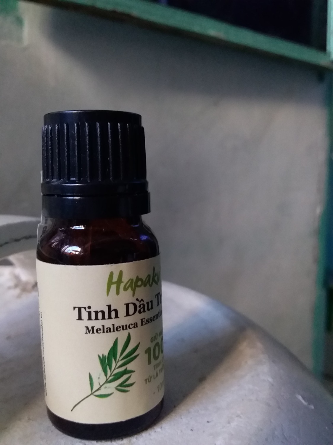 nhận được hàng khá là nhanh vì mình đặt vào lúc cuối tuần và được shop đóng gói cái hộp thiệt lớn lun, sản phẩm bên ngoài mới cầm mở ra là đã thấy có mùi thơm rồi, lúc đầu thấy mùi kh thích lắm chắc do mình mới lần đầu được biết vị tràm, hàng có tem chống giả và đóng gói khá chắc, mở hộp ra thì hơi bị bất ngờ vì mùi nhẹ, dễ chịu, có thể bị nghiền nữa ah, e hay lấy ra ngửi để cảm nhận , cảm giác sp đúng như shop mô tả hoàn toàn từ thiên nhiên, cho shop 5 sao về chất lượng và chị chủ shop thân thiện, tư vấn nhiệt tình lắm ah. do nhà e kh có máy phun tinh dầu, nếu được sẽ dùng thử xem sao, sẽ trải nghiệm thêm sp và ủng hộ shop ah.