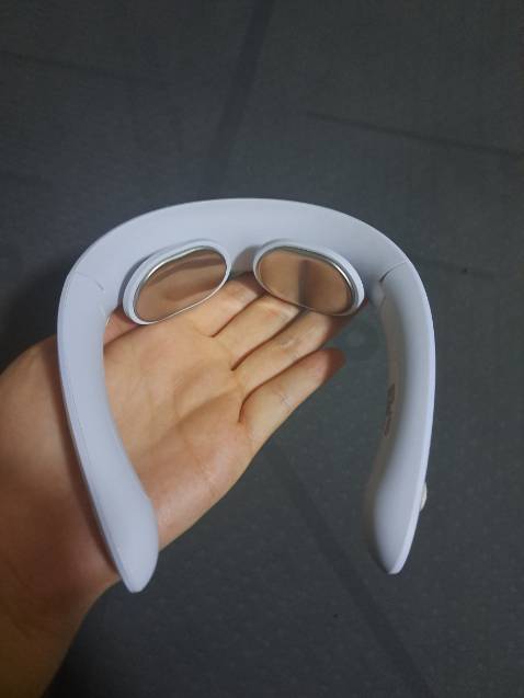 Máy Huawei chứ không phải Xiaomi, nhưng nói chung gọn, nhẹ, đẹp và chạy tốt. Có một tuýp gel lô hội và 1 túi nhỏ tặng kèm, máy có thể gấp gọn đựng vừa túi. Đáng mua.