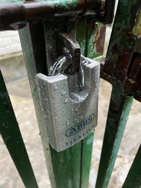 Tính xài vài năm rồi mới review nhưng…

Đã trải qua 1 mùa mưa, 2 mùa nắng mà ẻm vẫn hoạt động trơn tru, lò xo nẩy, bấm chốt dễ dàng, có khô khớp thì xịt một ít dầu chống gỉ 3M là mượt liền.

So với dòng cao hơn cũng của ABUS là ROCK thì loại này nhẹ hơn, dễ sử dụng kể cả khi mở bằng một tay.

Chưa thử bẻ cũng chưa thử cắt chìa nên không biết có an ninh như quảng cáo không. Mà cũng chẳng ổ khoá nào chống bẻ được 100%, dùng ổ khoá như là một lớp bảo vệ an ninh thôi chứ đừng phó thác hết cho nó thì nhà bạn sẽ ổn.