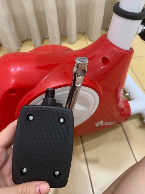 Bàn đạp bên phải ko gắn vào được. Nhờ shop liên hệ hỗ trợ mình. Liên hệ ***