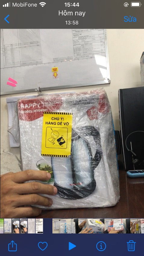 Lần đầu  mua hàng tiki thấy đóng gói tệ. Gói hàng móp méo may mà bên trong không sao. 
Ấm mỏng ấn nhẹ là móp. Mùi nhựa nhiều. Tem bảo hành không tốt. 
So với giá 140k thì ổn