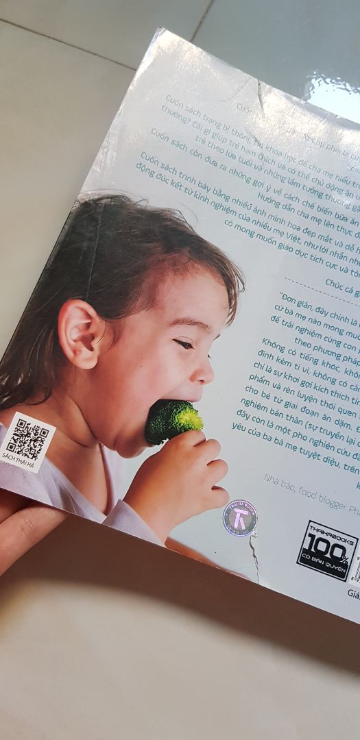 Lần đầu tiên mua sách Tiki mà nhận được  sản phẩm tệ hơn cả tệ!
Sách không rõ bảo quản lưu kho như thế nào mà bìa nhàu nhĩ, rách, bẩn, giống như đã qua sử dụng mấy năm. Đọc review của các bạn khác mua cứ nghĩ chắc chỉ vài cuốn sai sót thôi, không ngờ sách mình mua cũng tệ như vậy.
Chưa lật giở nhiều nên không biết có bị long gáy như các bạn khác không. Nếu mà bị thì đúng là thất vọng toàn tập!