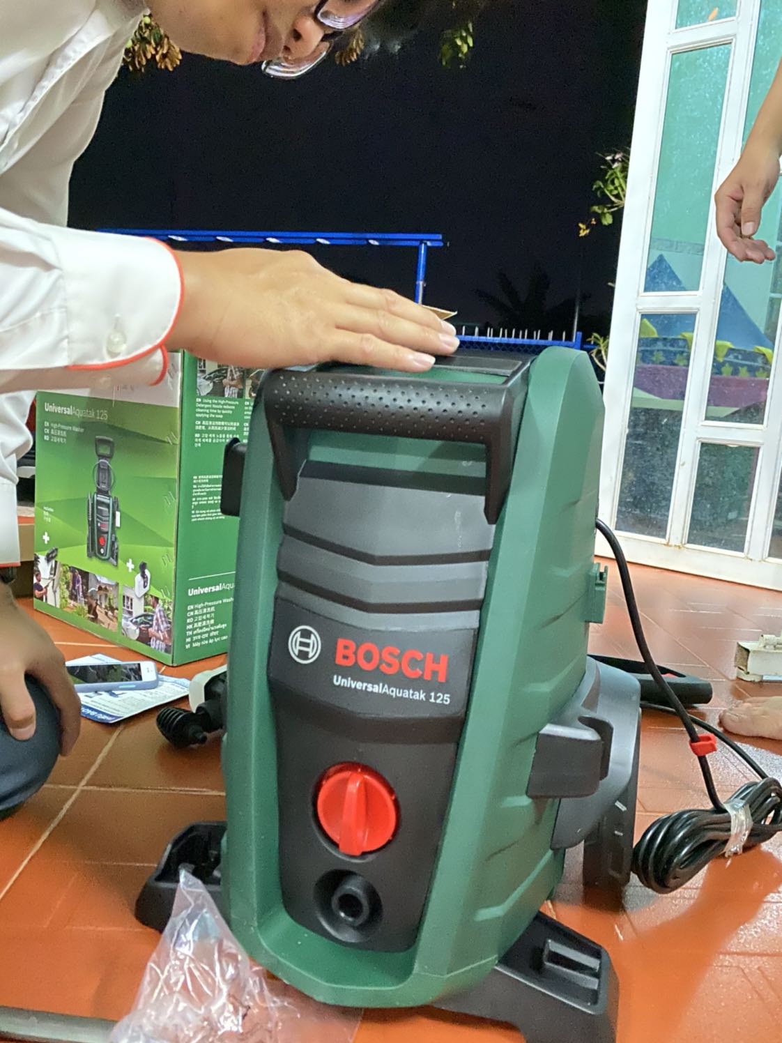 Cùng phân giá tiền nhưng công suất nhỉnh hơn Karcher,
Áp lực 125 bar
Đầu phun theo máy 3 chế độ phun