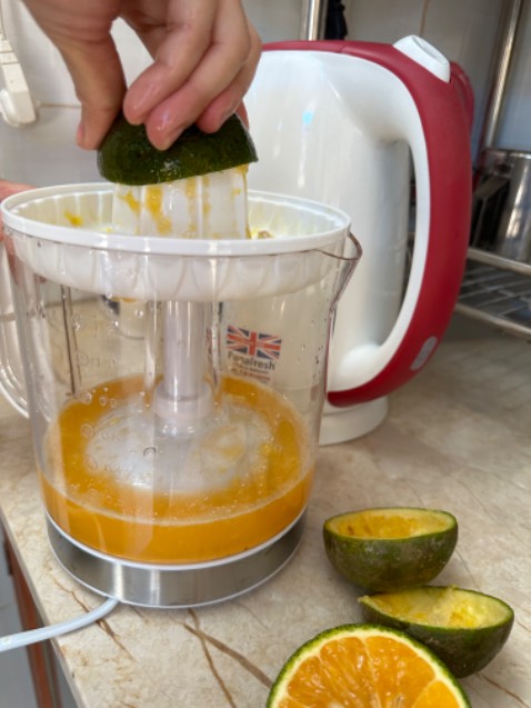 Vắt kiệt nước, máy êm, nhỏ gọn không tốn nhiều diện tích, bình chứa to, tuy nhiên sách hướng dẫn đầy đủ, phải coi thêm youtube mới biết cách vắt không cần ly. Có thể do vắt kiệt quá nên nước cam hơi đắng.