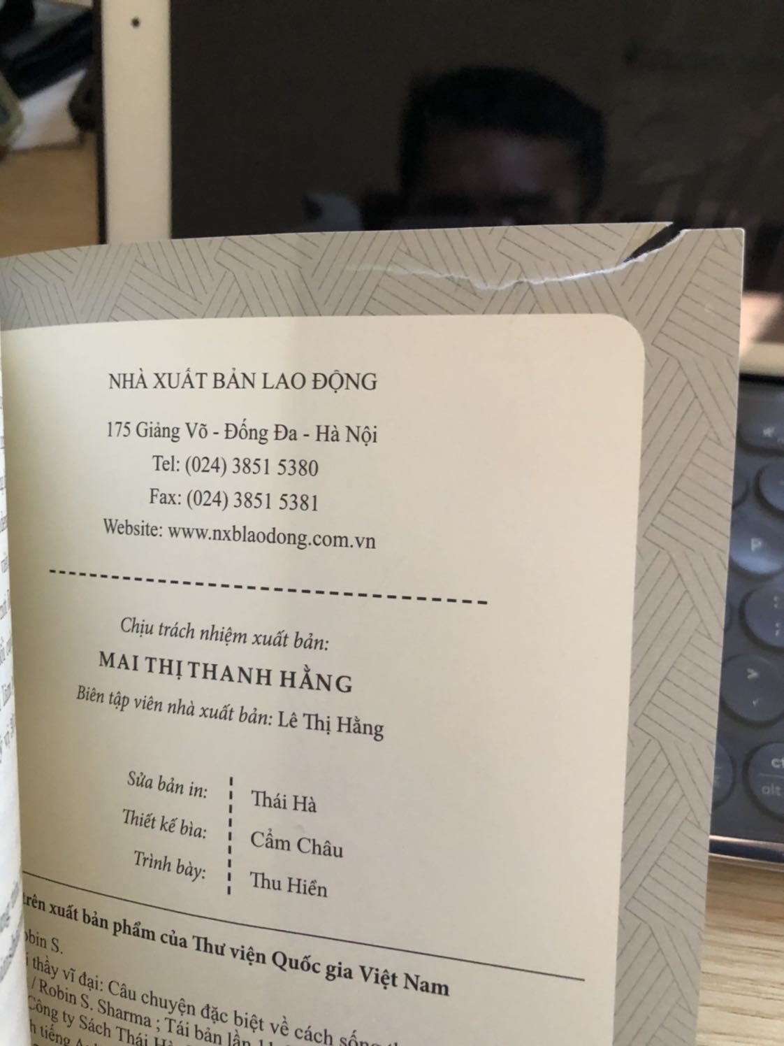 - Giao hàng nhanh hơn thời gian dự kiến
- Sách nhận được đã bị rách mất trang cuối (như trong hình)
- Sách như đã được mở nhiều lần, vì vậy khi nhận sách thì bìa sách đã bị vênh lên (sách mới không bị như vậy)
- Mùi sách mới, dụi nhẹ (mình rất thích)
- Nội dung sách phải một thời gian nữa mới đánh giá được.