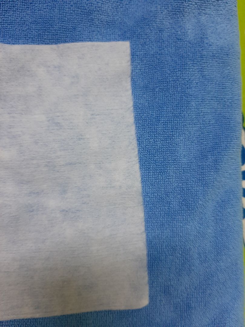 mình có mua 10 gói khăn vải khô, thì gói nào, tờ nào cũg bị kiểu như cắt tờ khăn mà dùg kéo đùi để cắt á, tờ giấy tơi ra, k có thẳng một đường, đườg cắt k đẹp, nhìn rất mất cảm tình, mình đã mua nhiều loại khác, nhưg chưa thấy tình trạng này bao giờ. về chất lượng khăn thì mình thấy ok. nhưg khâu cắt khăn có vấn đề. hy vọng comment này k bị ẩn nhỉ