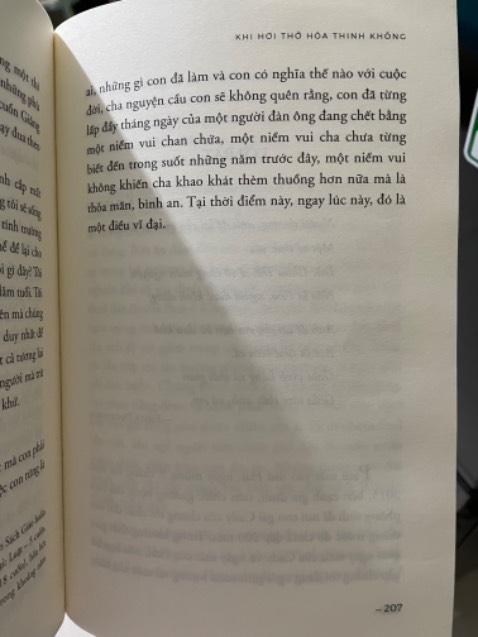 Sách rất hay. Mình cảm nhận sự vất vả của bác sĩ khi làm việc hơn 100 giờ 1 tuần. Phẫu thuật 1 ca dài hết 36 tiếng. Nên vấn đề tại sao chị phí y tế đắt. Có 1 vụ ở Mỹ giám đốc công ty bảo hiểm bị bắn chết nhiều người rất vui mừng. Nhưng họ đâu biết bác sĩ phải bỏ thời gian tiền bạc gia đình và thậm chí sức khỏe 36 tiếng không ăn không uống tập trung cứu mạng sống con người. Vậy cái thằng bắn giám đốc công ty bảo hiểm còn huênh hoang , nghe đồn nhà còn giàu mà không biết thấu hiểu người khác. Nên đọc sách giúp bạn mở tâm hồn nhiều lắm. Cuộc đời đã bất công khi một người tốt cống hiến như anh vừa hoàn thành chương trình nội trú đã ra đi. Nhưng anh đã có một người yêu thương anh hết mực như vợ và bạn và cả ba mẹ. Chào mừng Cady đến với thế giới này. Con đã làm tâm hồn của một người đàn ông đang đau đớn sắp chết bằng một niềm vui chân chứa. Xúc động chắc tui cũng là công chúa trong mắt nhiều người